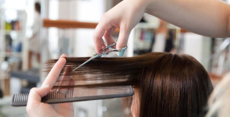 Problemas na coluna afetam mais da metade dos profissionais da beleza.